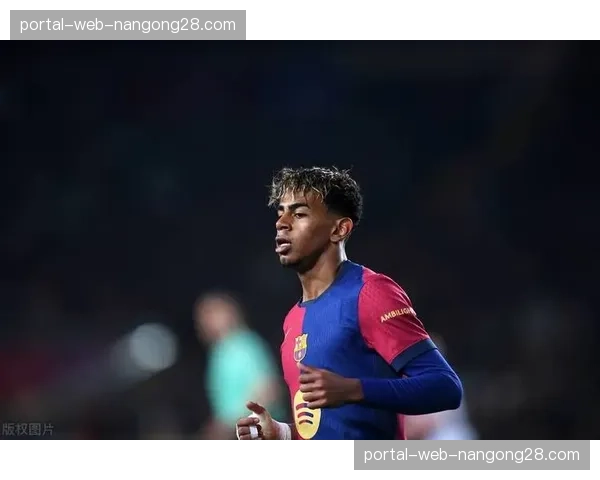 温情时刻：巴萨小将亚马尔进球后，冲向场边与患病儿童球迷拥抱