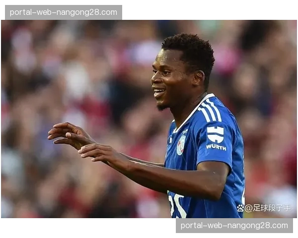 昂热后卫训练中加练一对一肋部防守，以应对即将到来的保级关键战