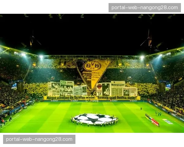 球迷看台巨型TIFO亮相卡尔德隆,向马竞传奇致敬